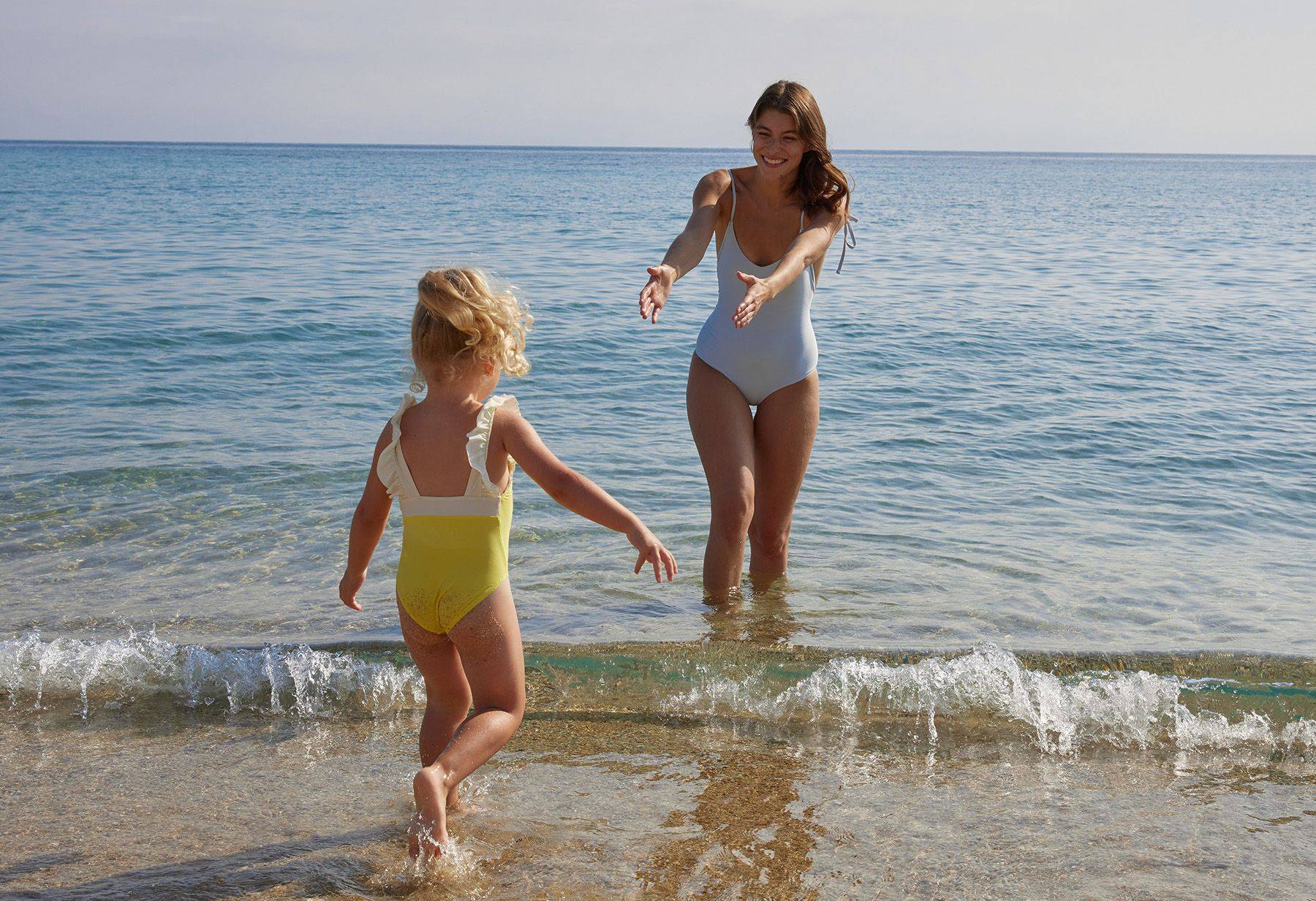 Maman avec son enfant à la mer - La Rosée