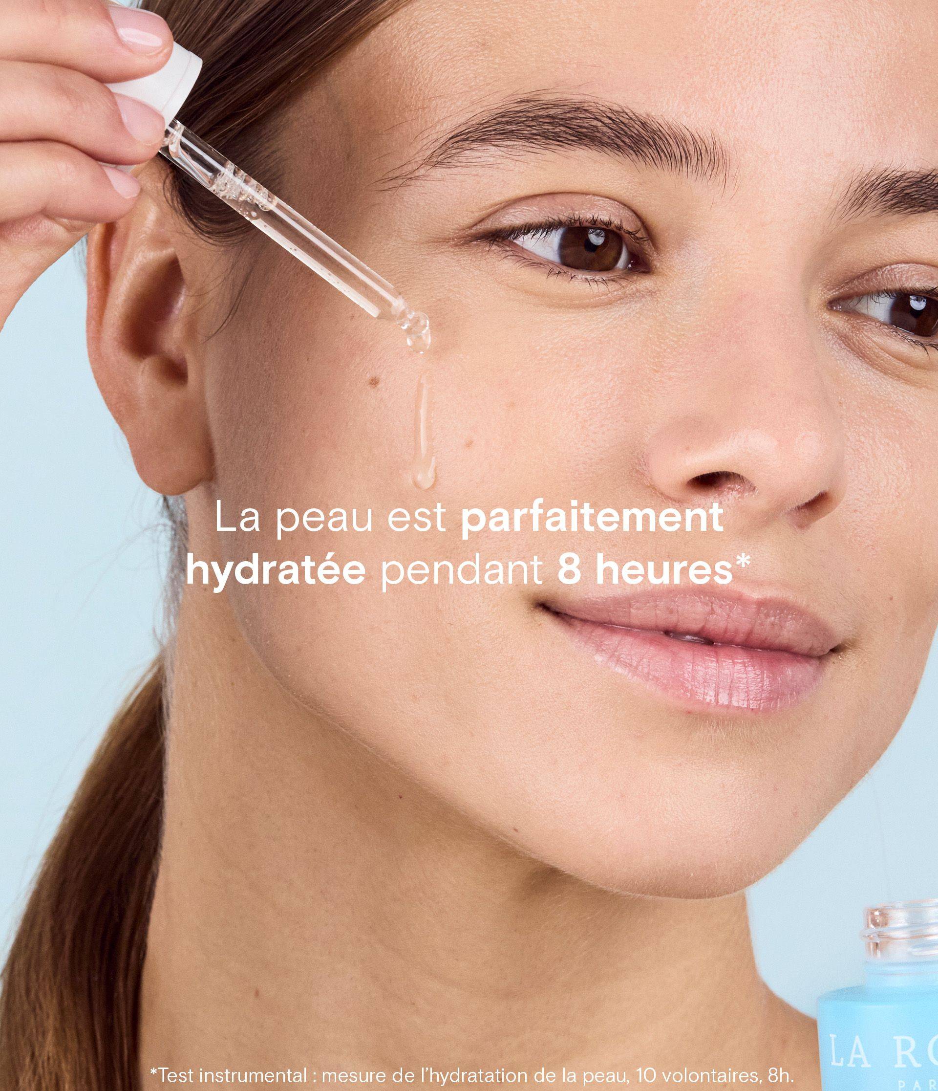 A person applies a skincare serum to their cheek with a dropper. Text reads: "La peau est parfaitement hydratée pendant 8 heures."