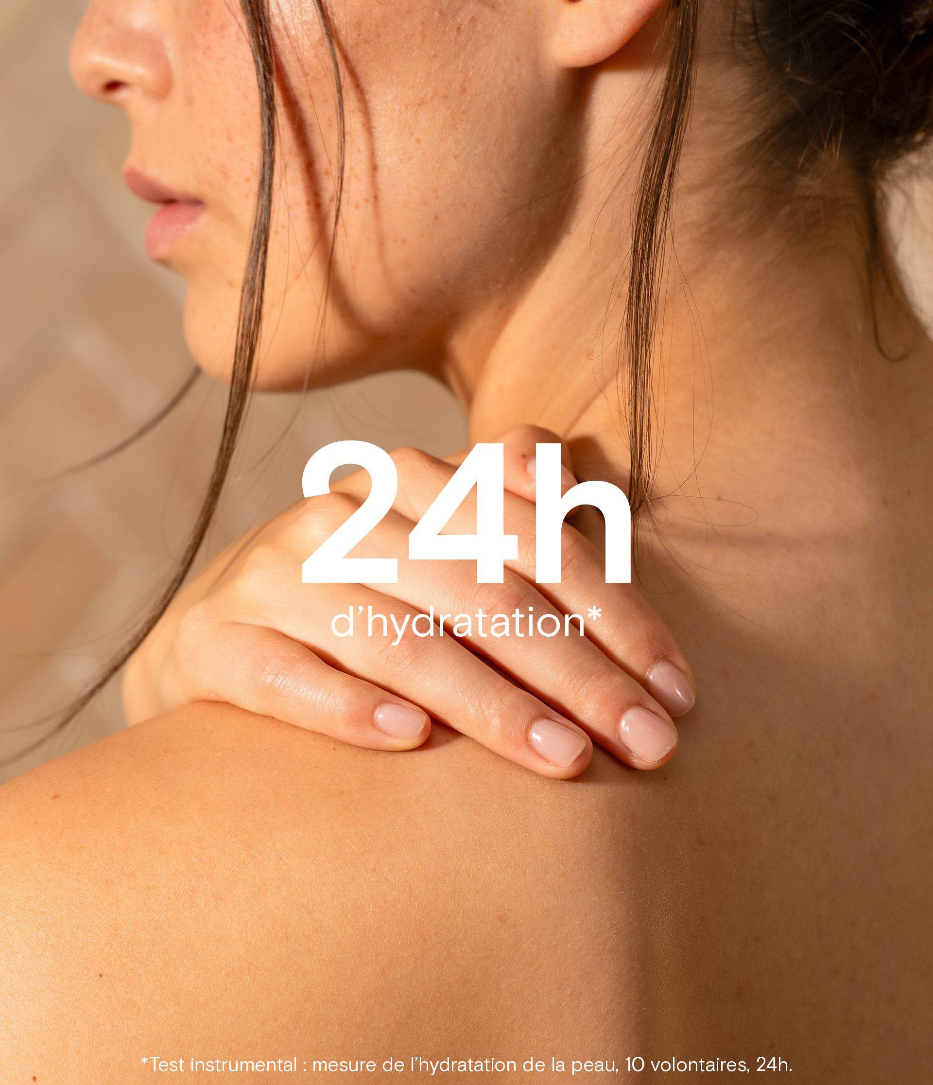 A woman touching her shoulder highlights smooth skin and hydration. The text "24h d'hydratation" is displayed, emphasizing skincare benefits.