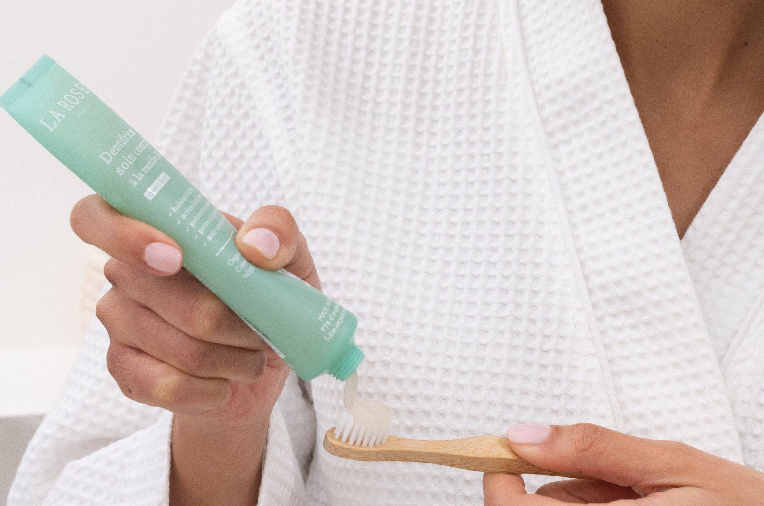 Prendre soin de ses dents pendant la grossesse avec notre dentifrice à la menthe BIO - La Rosée