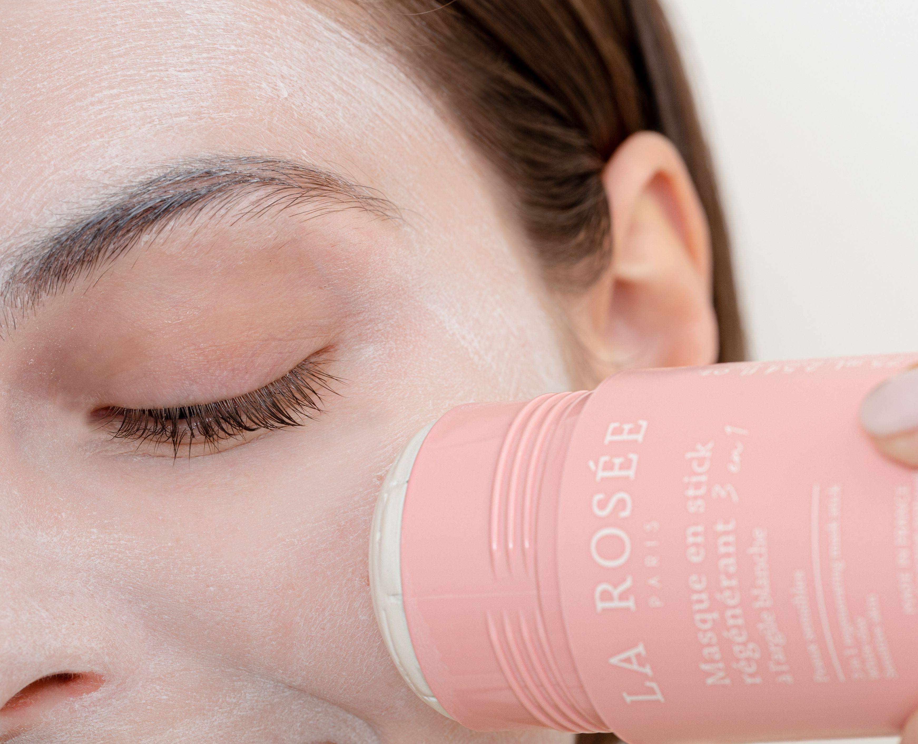 Application uniforme du masque à l'argile blanche grâce à son format en stick - La Rosée