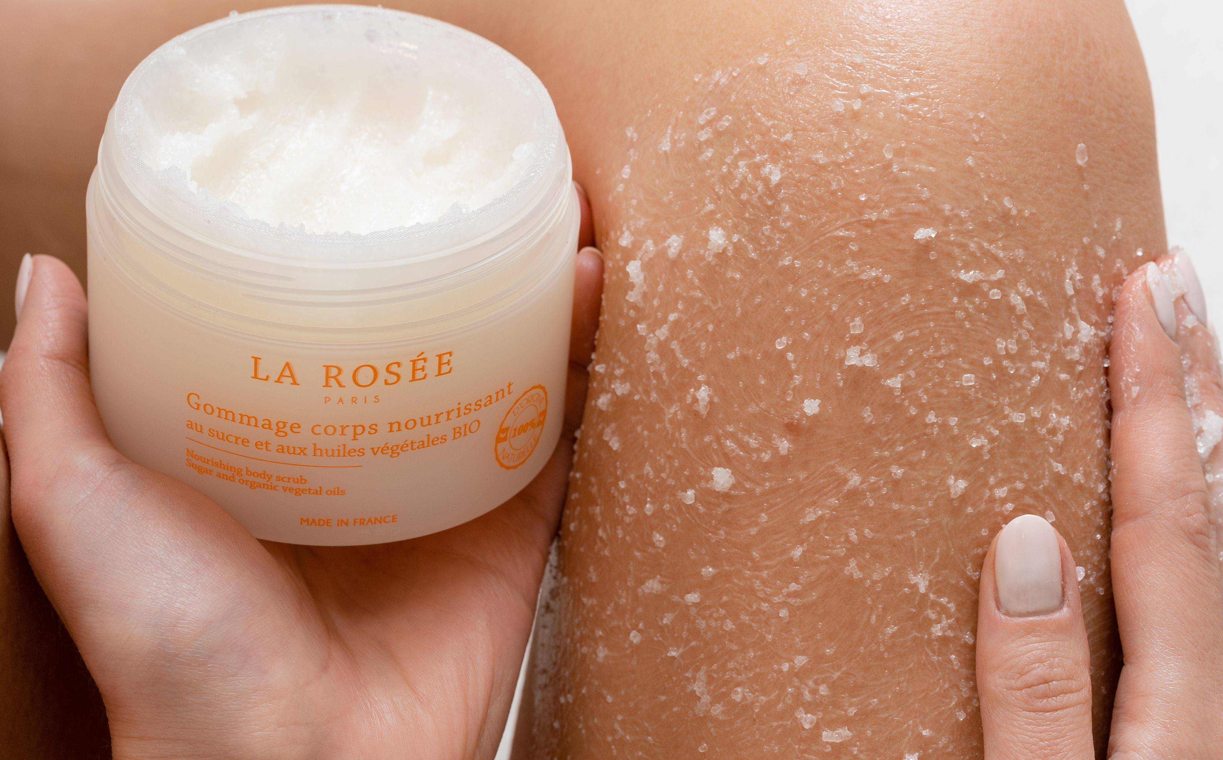 Exfoliation de la peau avec le gommage corps nourrissant pour préparer la peau aux UV du soleil - La Rosée