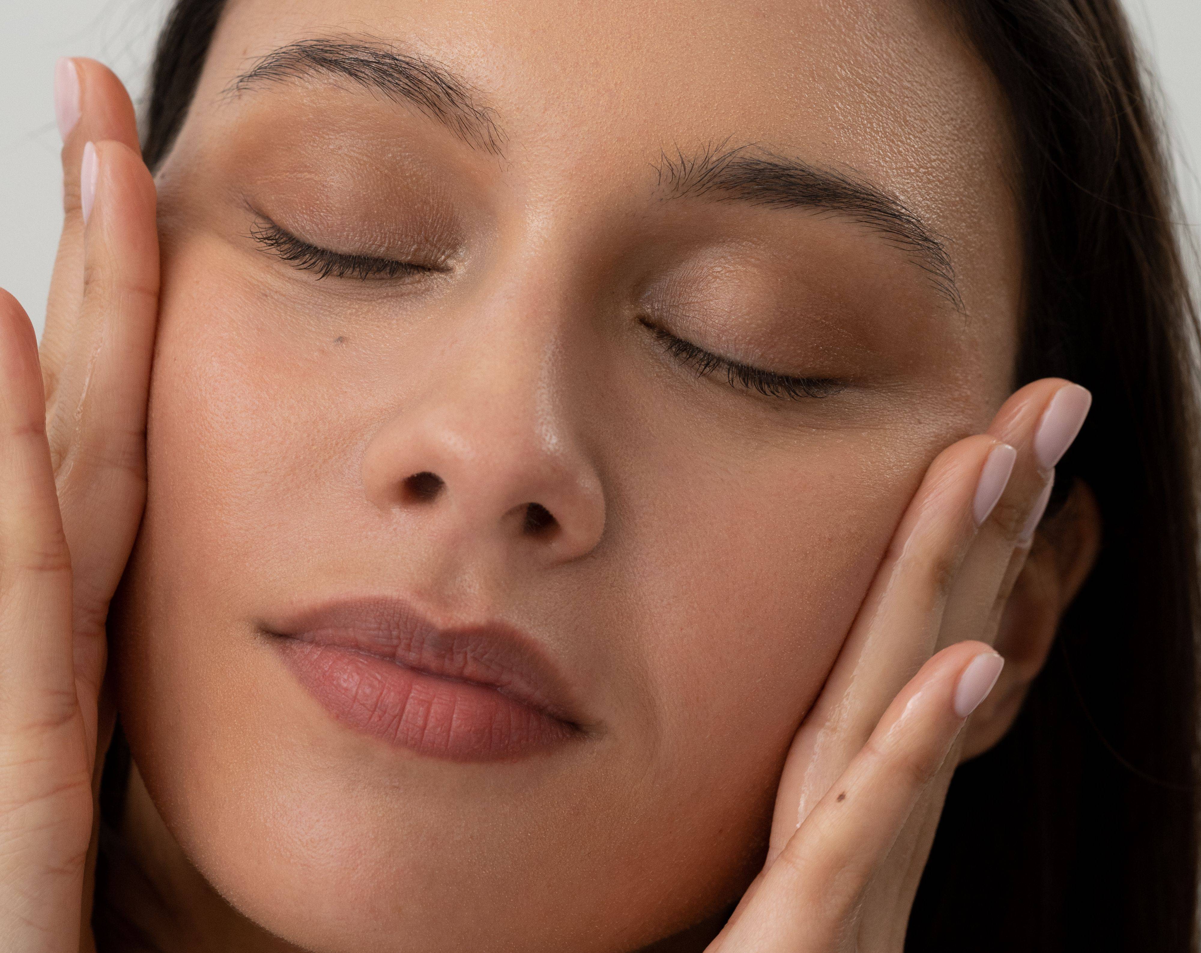 Les bienfaits de l'eau froide sur le visage - La rosée