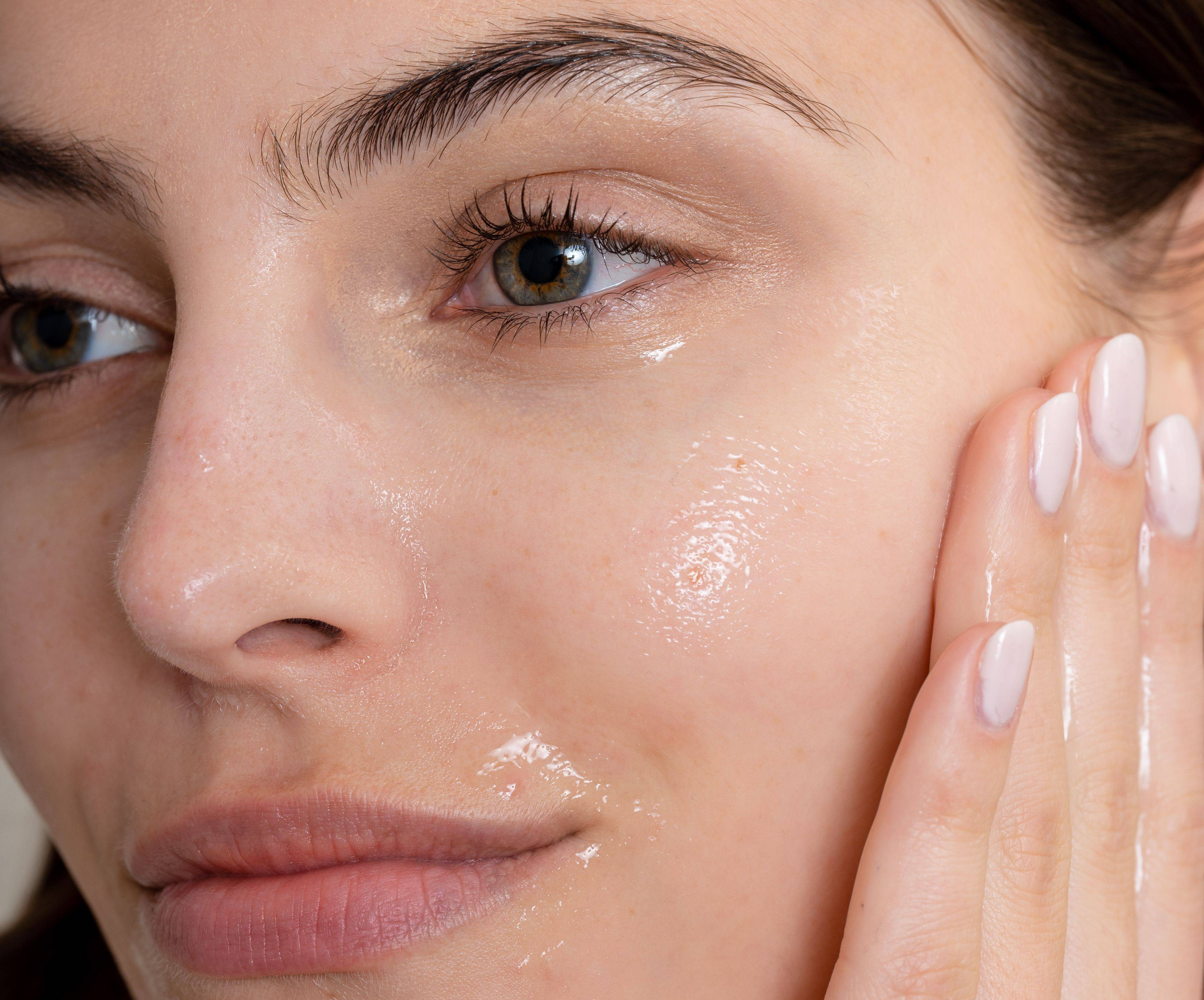 Ne pas négliger son démaquillage en nettoyant son visage avec notre gelée micellaire - La Rosée