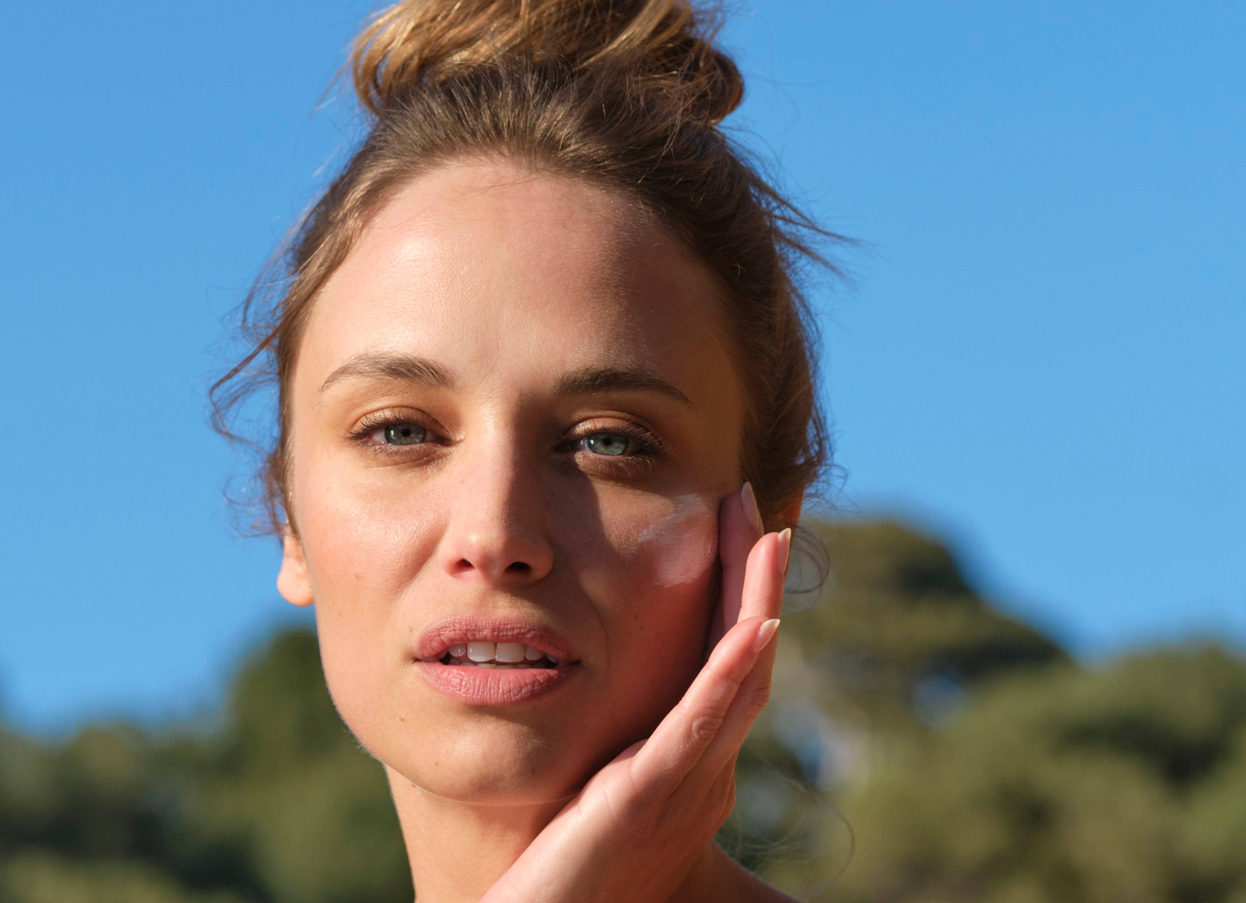 Application d'une protection solaire sur le visage - La Rosée