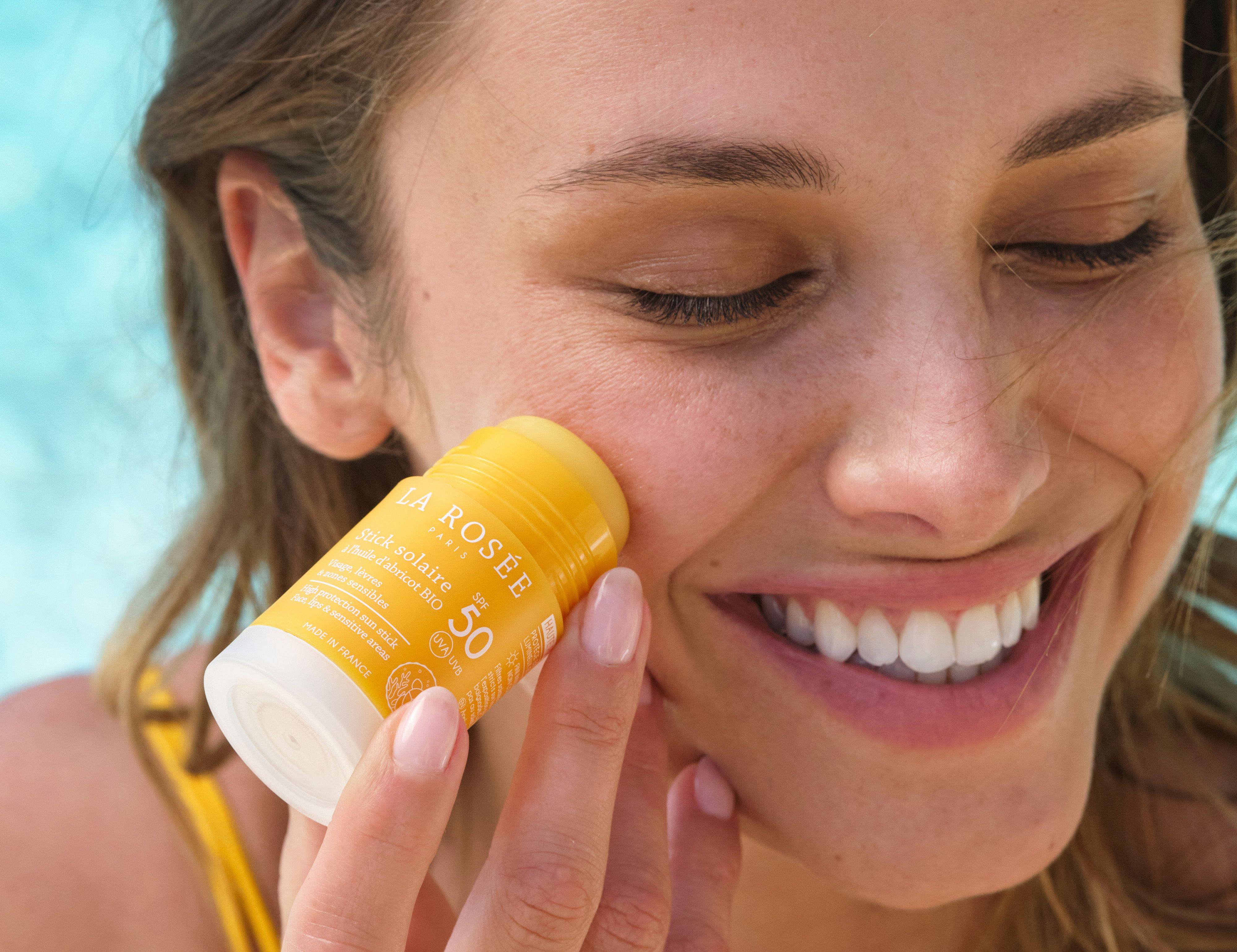 Se protéger de la chaleur en se protégeant du soleil avec notre stick solaire SPF50 - La Rosée