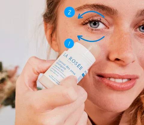 Application contour des yeux défatiguant