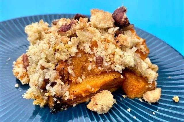 Le crumble végétarien à la courge butternut et aux oignons confits pour un noël écoresponsable - La Rosée